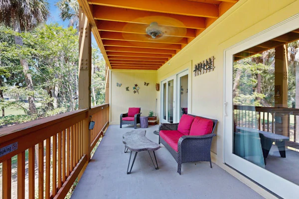 Golf course-front condo with private balcony and minutes from beach