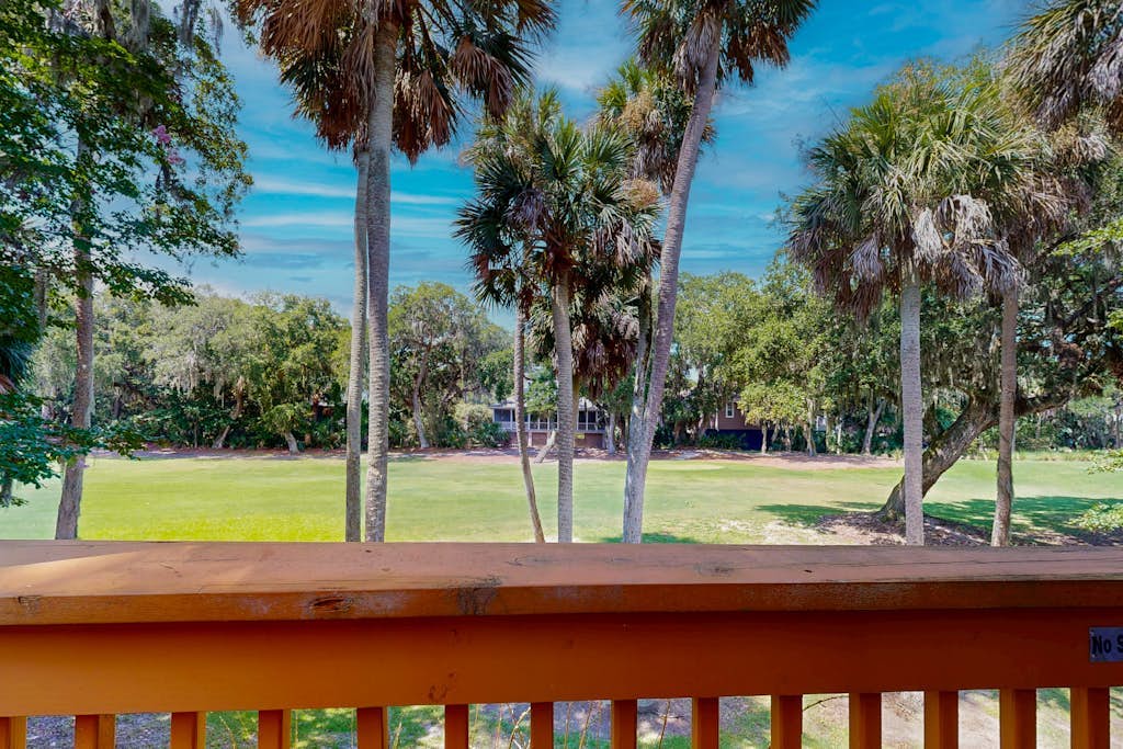 Golf course-front condo with private balcony and minutes from beach