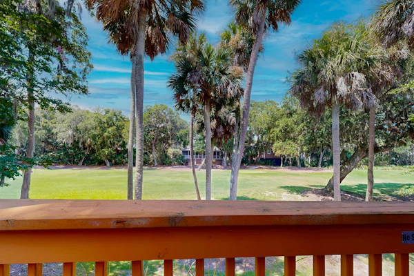 Golf course-front condo with private balcony and minutes from beach