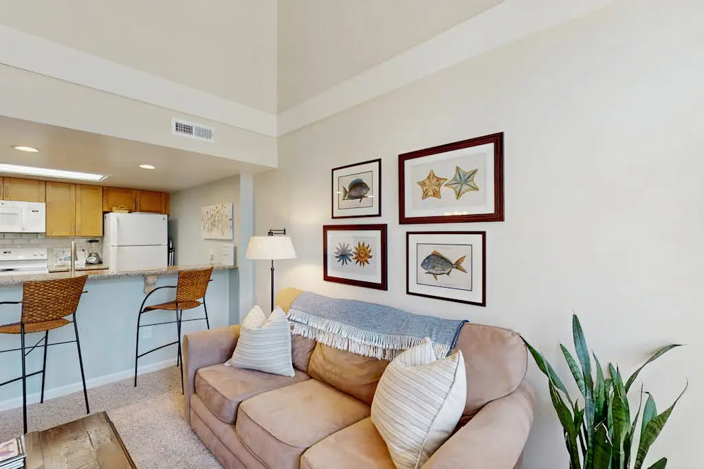 Beautiful home with natural light, lagoon views - Community Hot tub & Pool