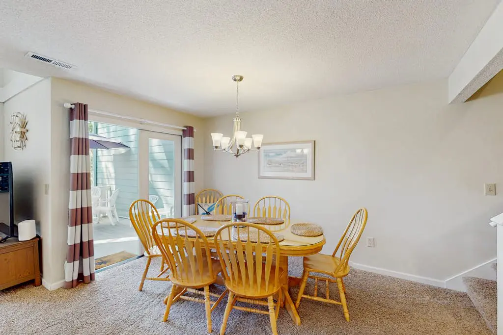 Beautiful home with natural light, lagoon views - Community Hot tub & Pool