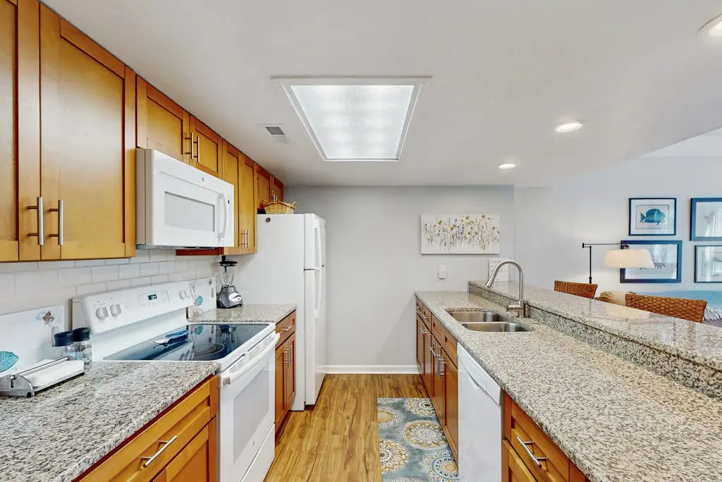 Beautiful home with natural light, lagoon views - Community Hot tub & Pool