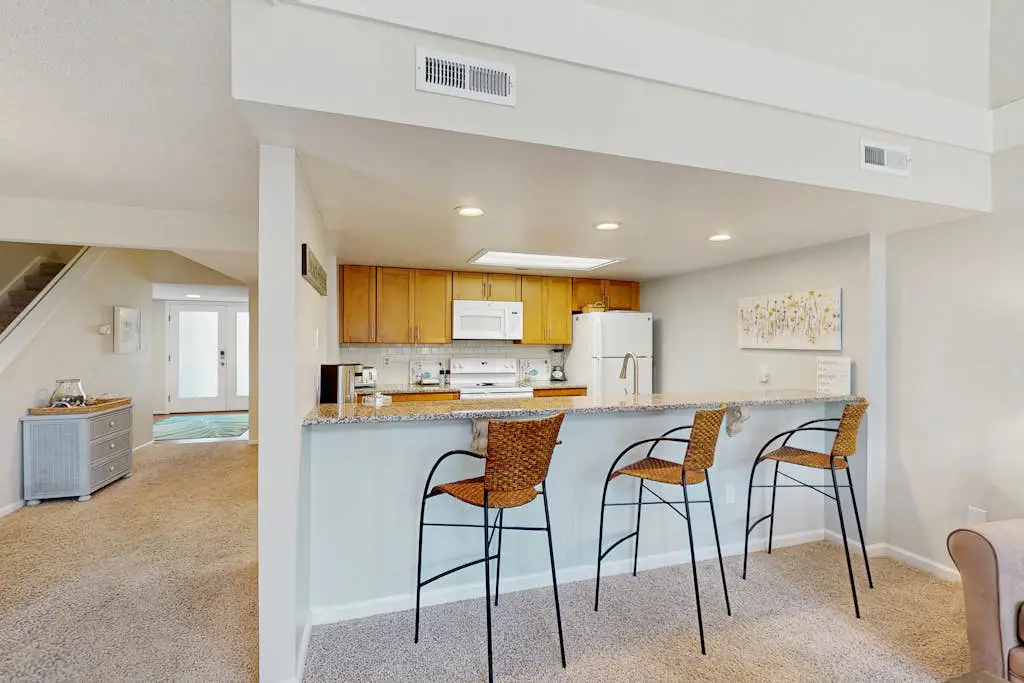 Beautiful home with natural light, lagoon views - Community Hot tub & Pool