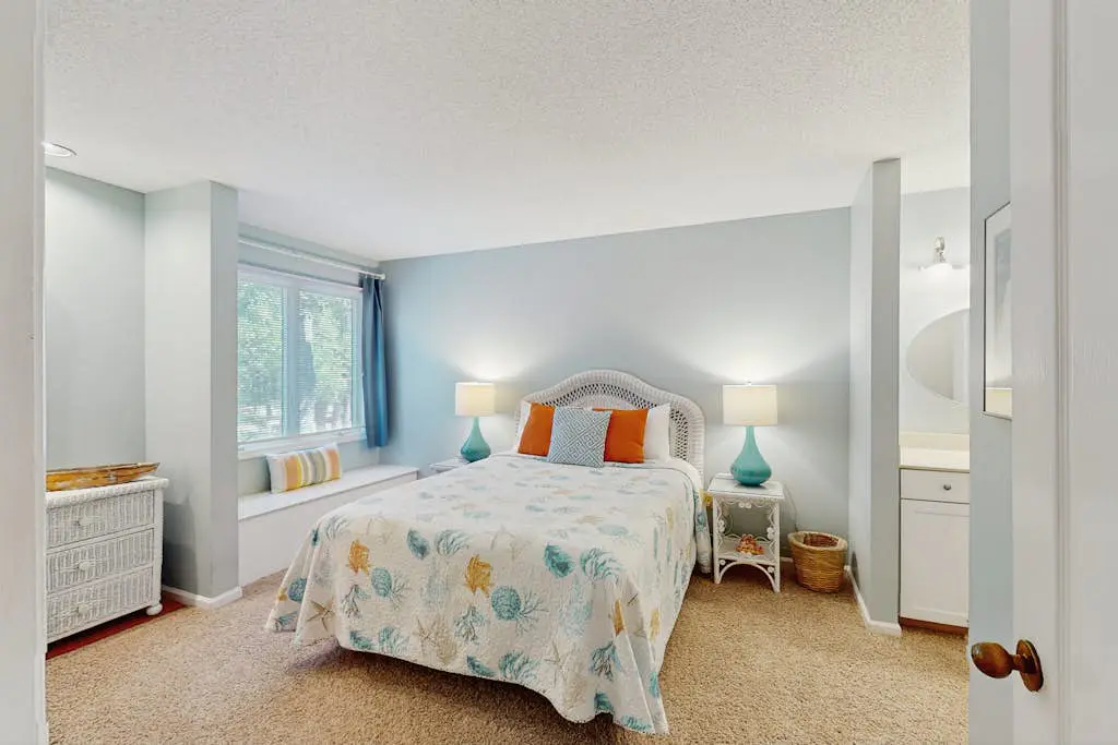 Beautiful home with natural light, lagoon views - Community Hot tub & Pool