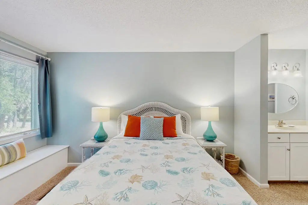 Beautiful home with natural light, lagoon views - Community Hot tub & Pool