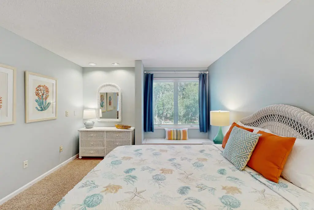 Beautiful home with natural light, lagoon views - Community Hot tub & Pool