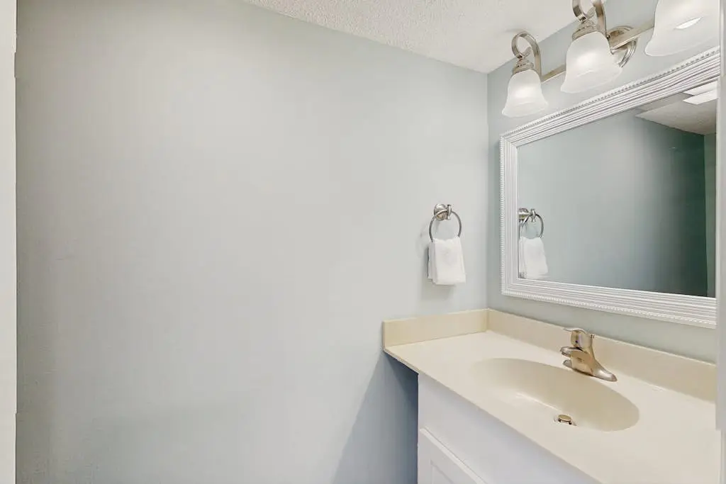 Beautiful home with natural light, lagoon views - Community Hot tub & Pool