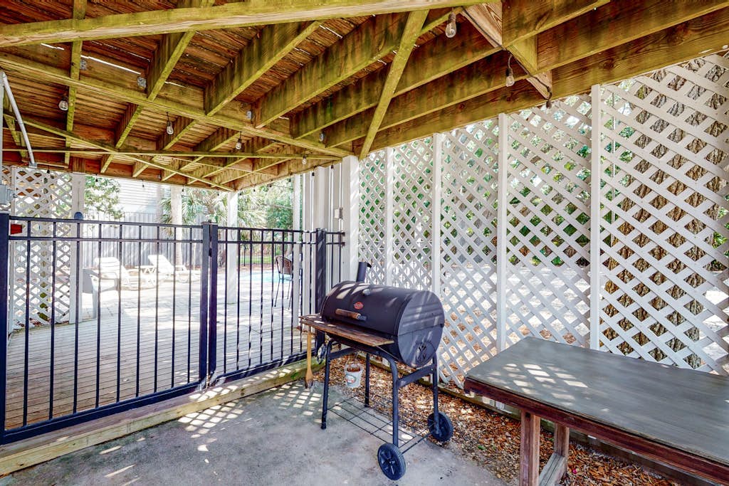 Ocean-view dog-friendly home across street from beach with private pool, W/D, AC
