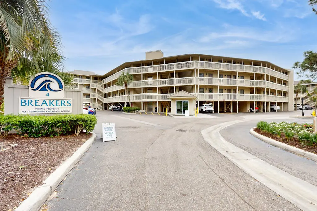 Beach-view condo in oceanfront complex with outdoor pool, beach access, balcony