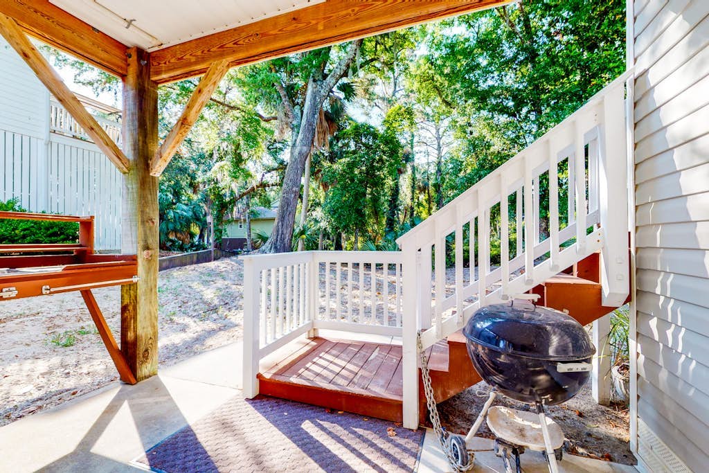 Beautiful home within walking distance to the Beach w/ Free WiFi, Sun Deck
