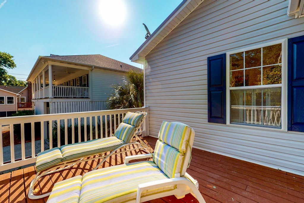 Beautiful home within walking distance to the Beach w/ Free WiFi, Sun Deck