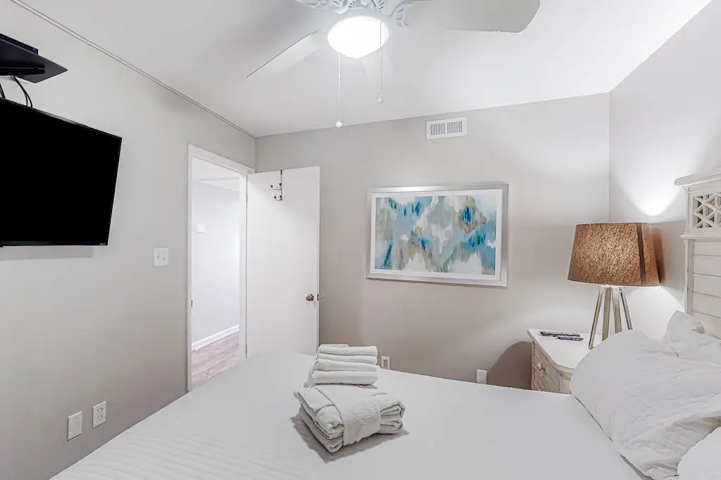 Condo with Coligny Beach views, outdoor pool, beach access, balcony, W/D, & AC