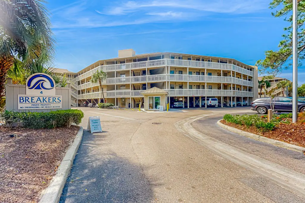 Condo with Coligny Beach views, outdoor pool, beach access, balcony, W/D, & AC