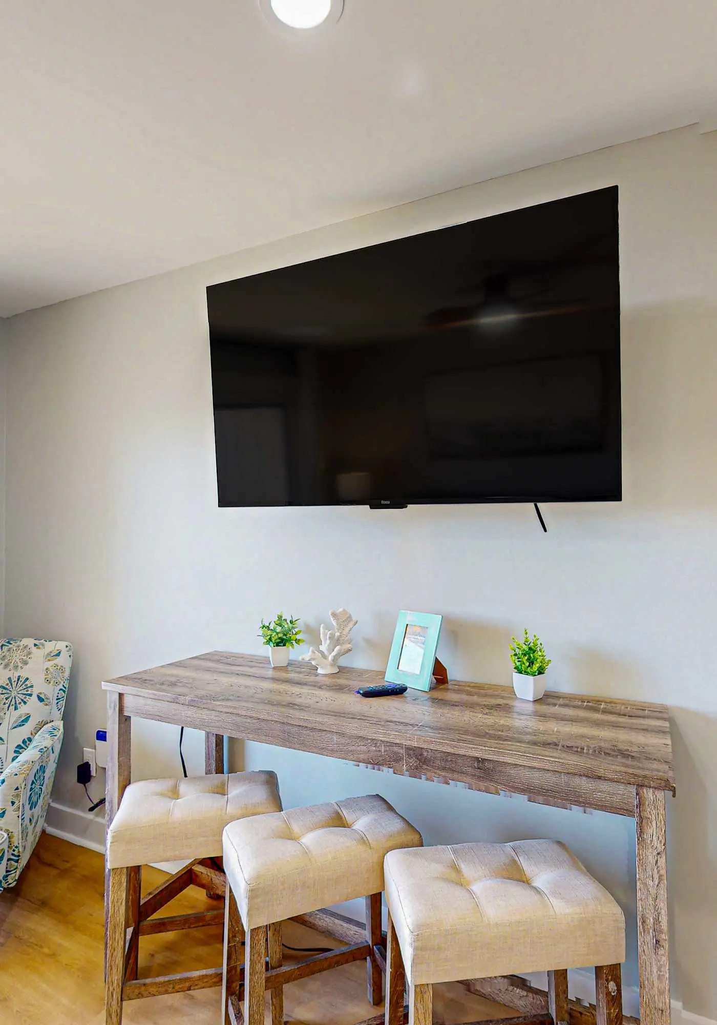 Condo with Coligny Beach views, outdoor pool, beach access, balcony, W/D, & AC
