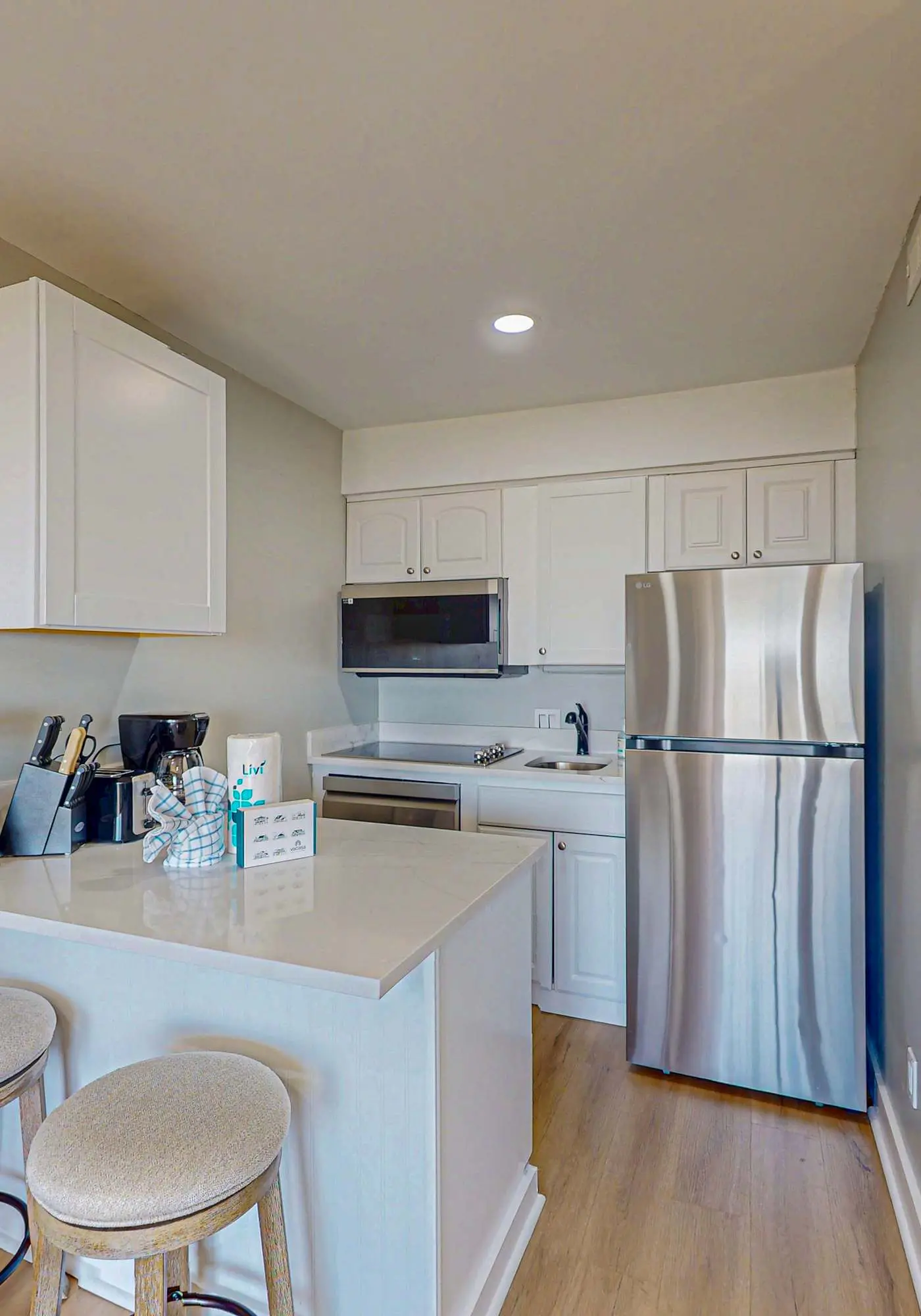 Condo with Coligny Beach views, outdoor pool, beach access, balcony, W/D, & AC