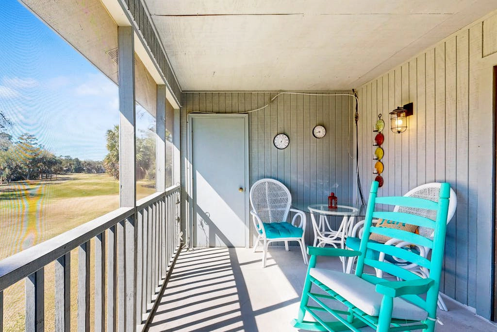 2nd-floor Condo retreat with screened porch and golf course views