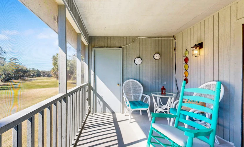 2nd-floor Condo retreat with screened porch and golf course views