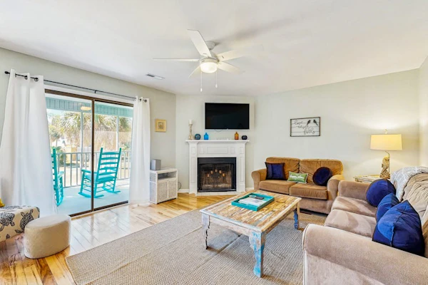 2nd-floor Condo retreat with screened porch and golf course views