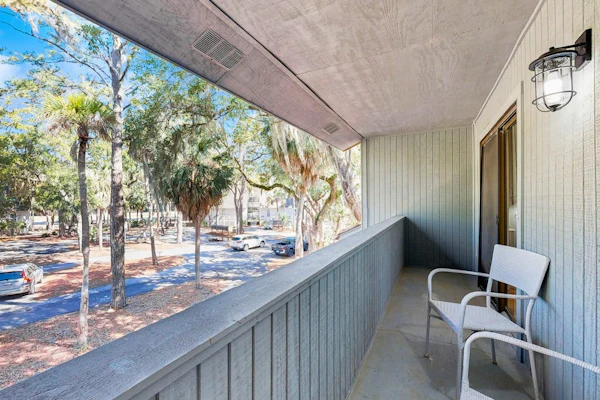 2nd-floor Condo retreat with screened porch and golf course views