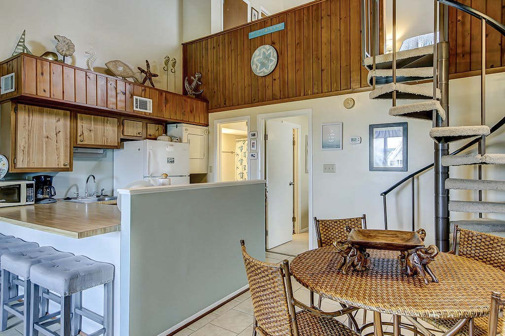 Top-floor villa with fairway views - central AC, private W/D, WiFi - Dogs OK