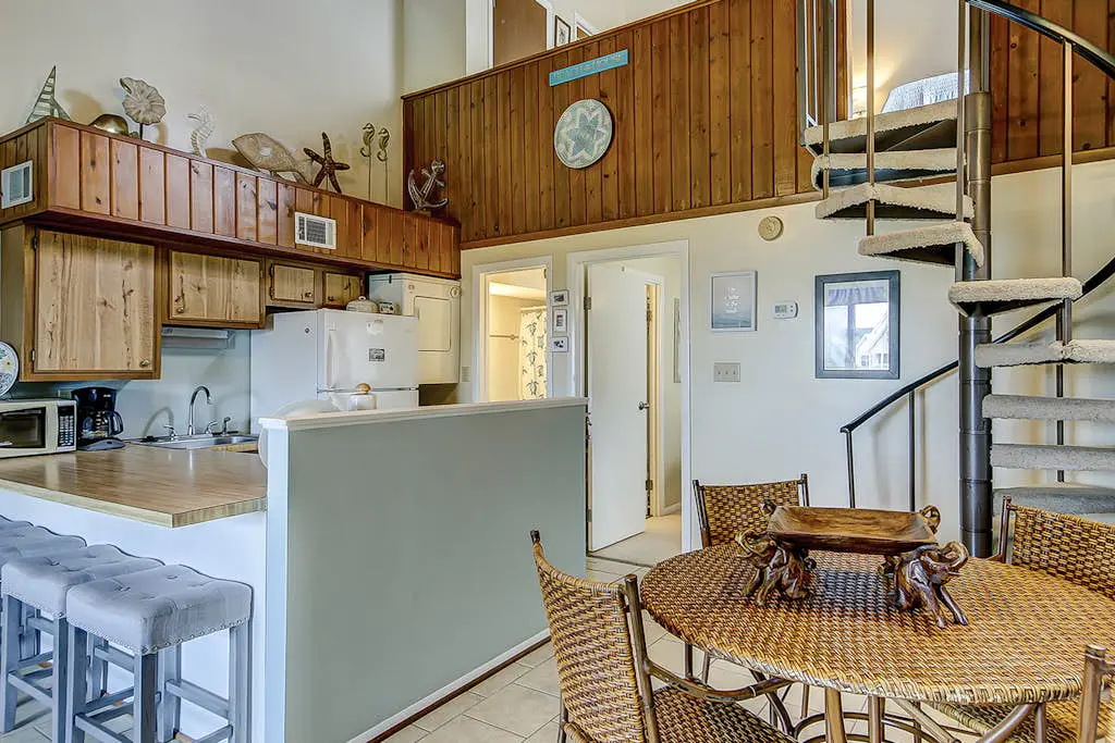 Top-floor villa with fairway views - central AC, private W/D, WiFi - Dogs OK