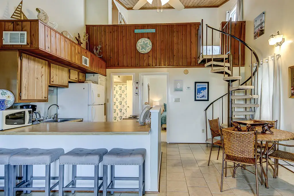 Top-floor villa with fairway views - central AC, private W/D, WiFi - Dogs OK