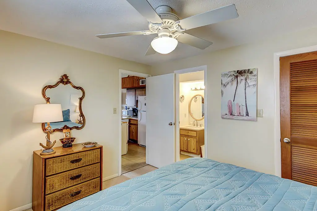 Top-floor villa with fairway views - central AC, private W/D, WiFi - Dogs OK