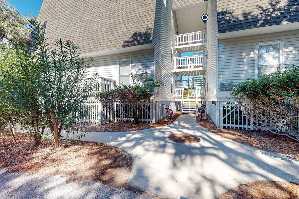 Top-floor villa with fairway views - central AC, private W/D, WiFi - Dogs OK