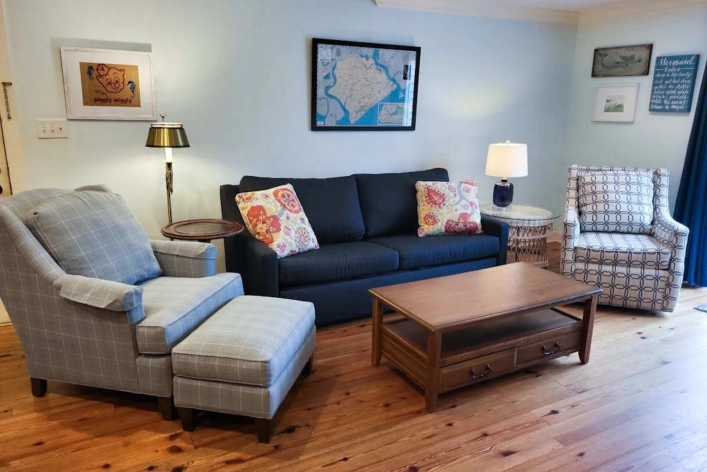 First-floor, dog-friendly condo in golf course setting with back deck & W/D