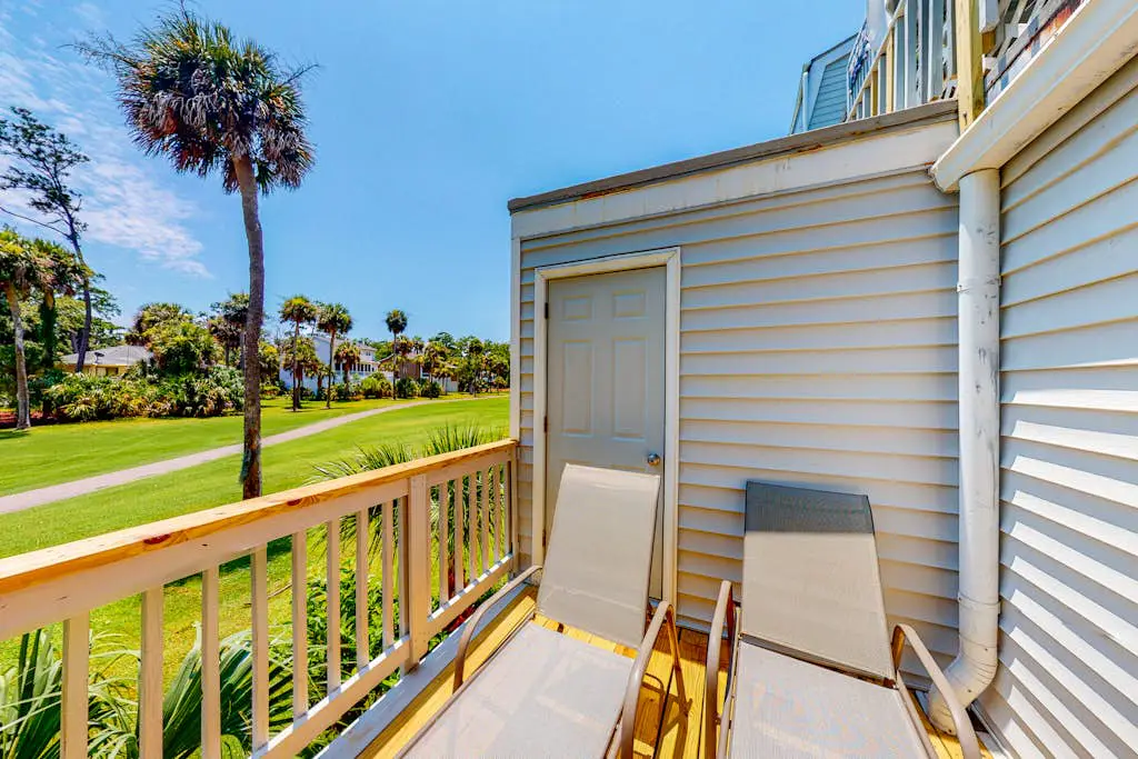 First-floor, dog-friendly condo in golf course setting with back deck & W/D