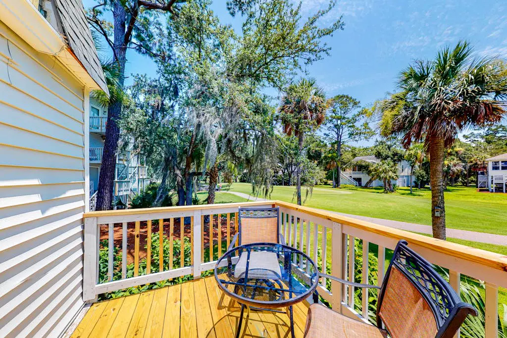 First-floor, dog-friendly condo in golf course setting with back deck & W/D