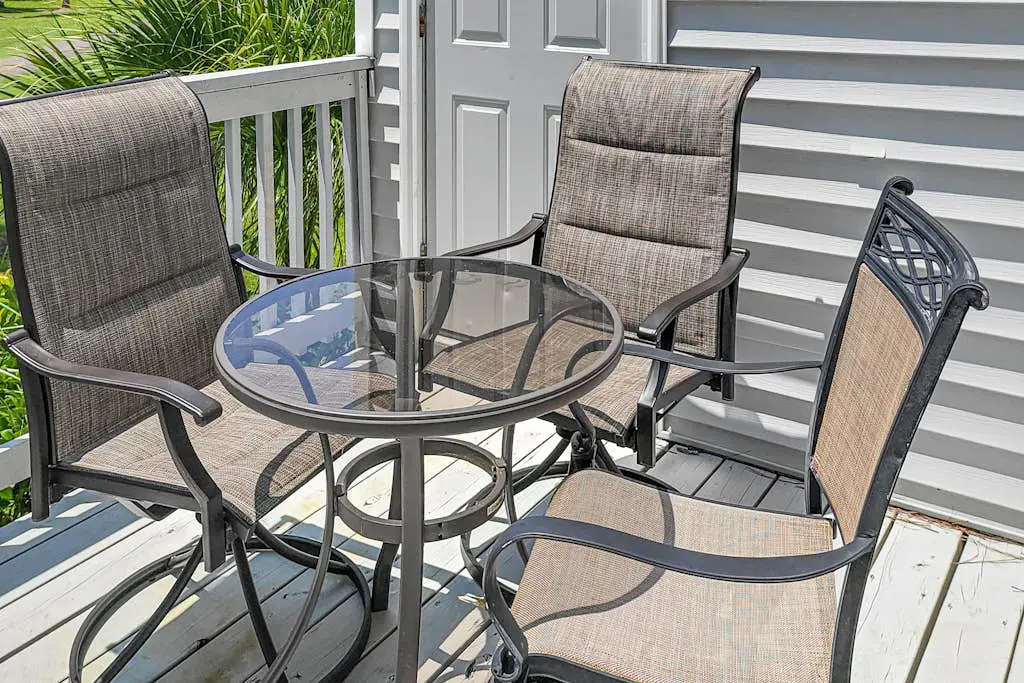 First-floor, dog-friendly condo in golf course setting with back deck & W/D