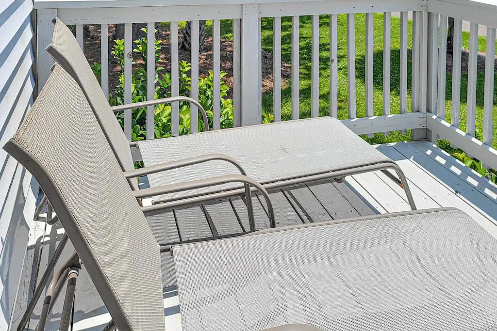 First-floor, dog-friendly condo in golf course setting with back deck & W/D