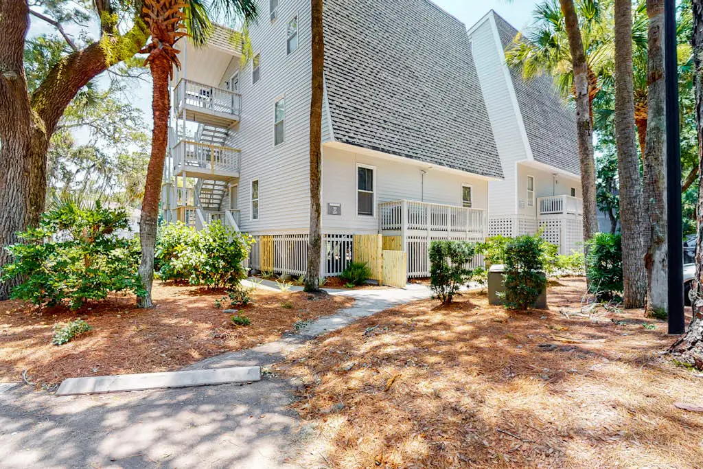 First-floor, dog-friendly condo in golf course setting with back deck & W/D