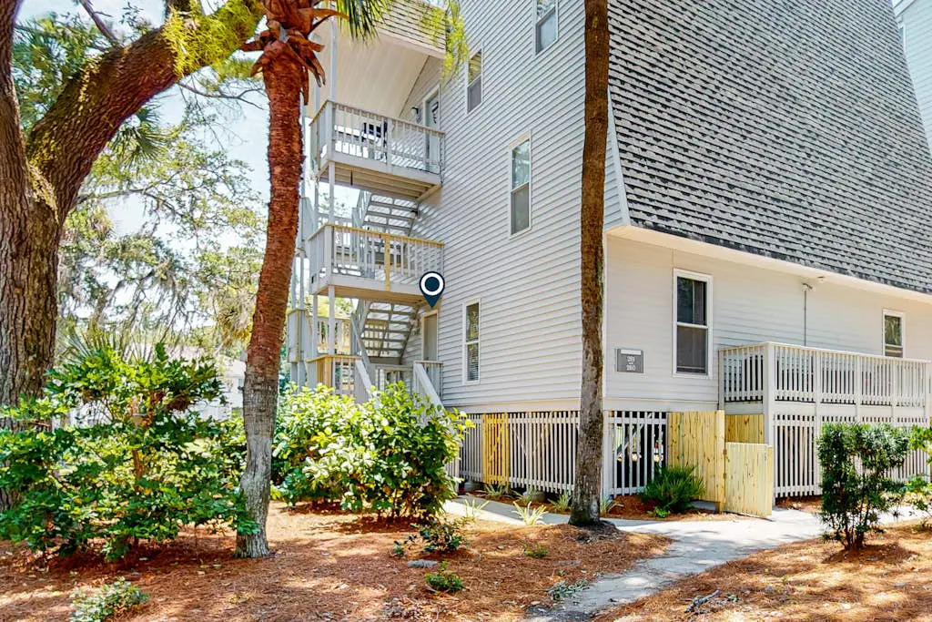First-floor, dog-friendly condo in golf course setting with back deck & W/D