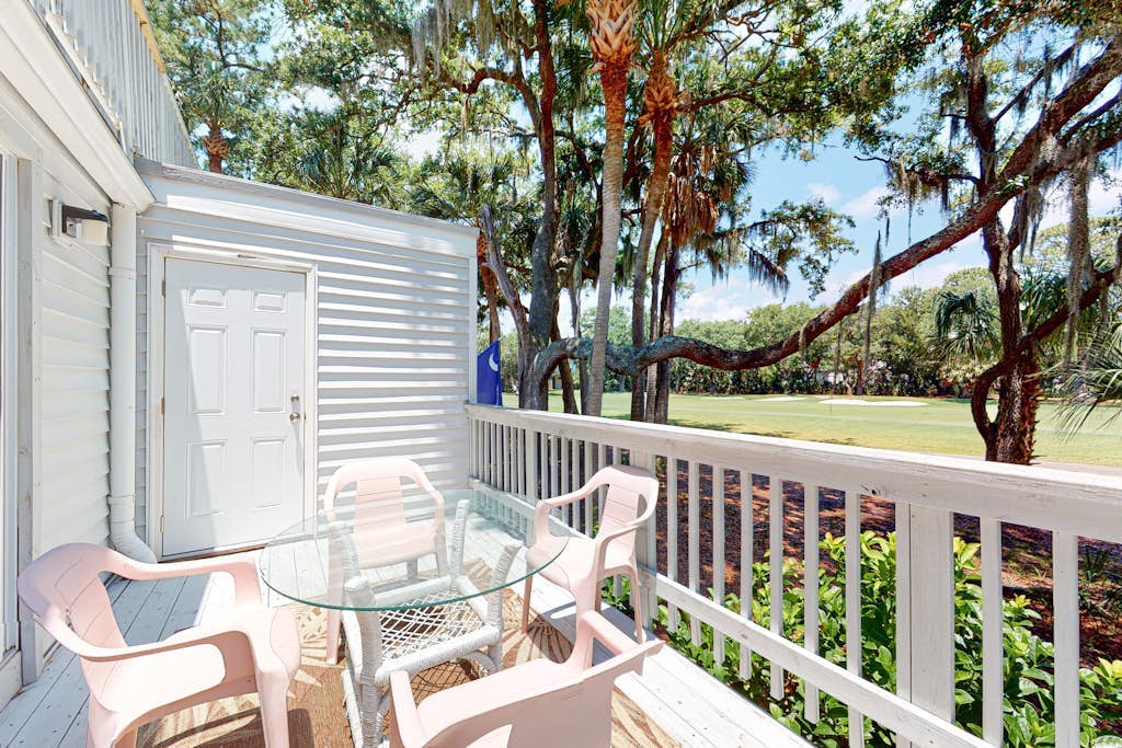 Beautiful Dog-friendly condo with full kitchen, free wifi and golf course views