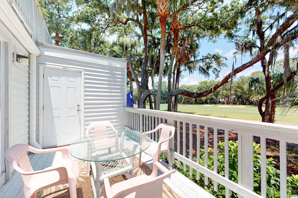 Beautiful Dog-friendly condo with full kitchen, free wifi and golf course views