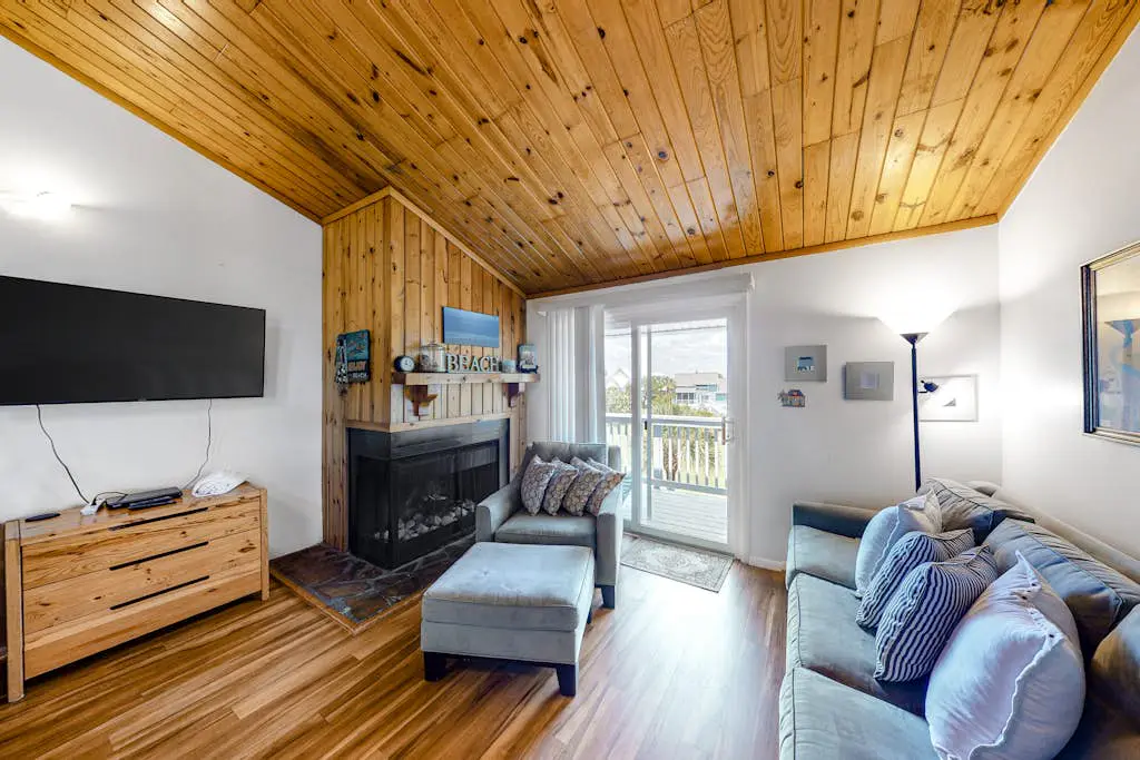 3rd-floor, dog-friendly condo with loft, balcony, free WiFi and golf course view