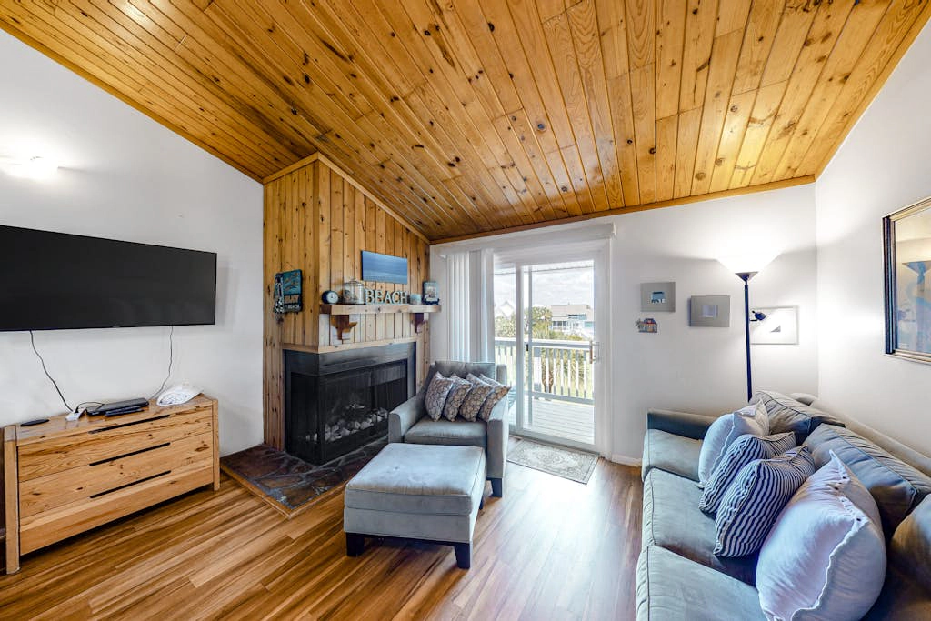 3rd-floor, dog-friendly condo with loft, balcony, free WiFi and golf course view