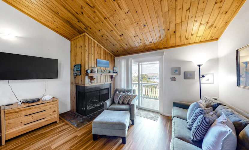 3rd-floor, dog-friendly condo with loft, balcony, free WiFi and golf course view