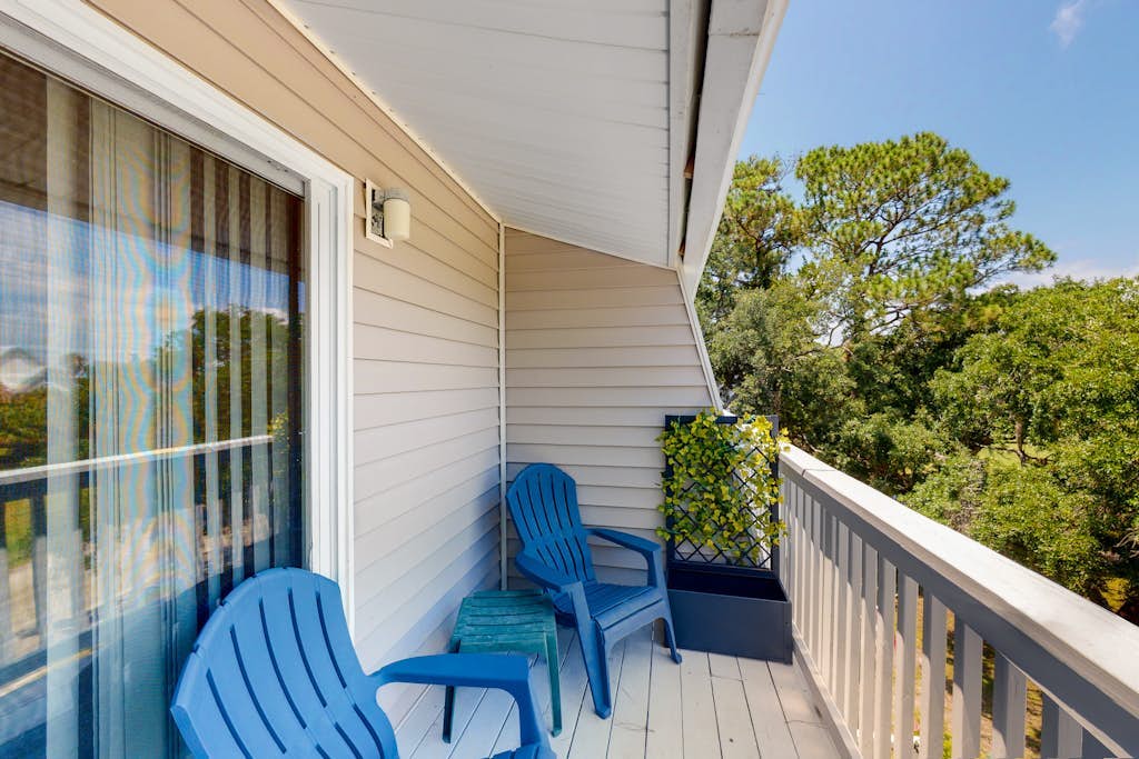 3rd-floor, dog-friendly condo with loft, balcony, free WiFi and golf course view