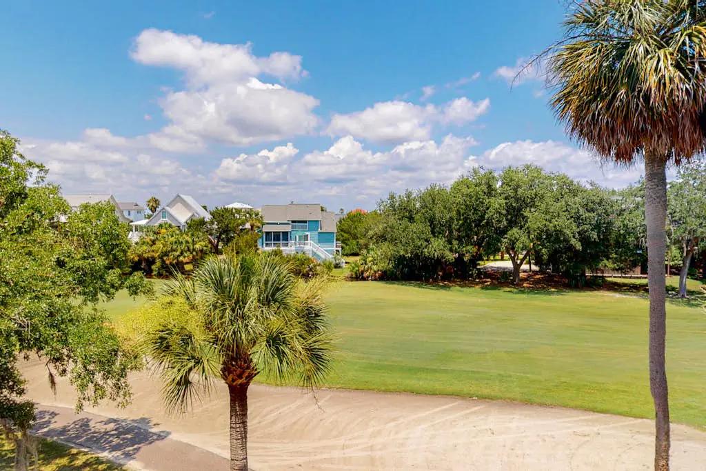 3rd-floor, dog-friendly condo with loft, balcony, free WiFi and golf course view