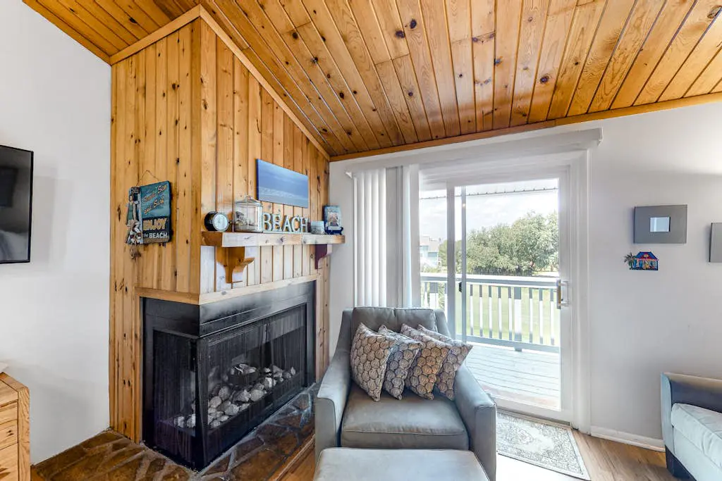 3rd-floor, dog-friendly condo with loft, balcony, free WiFi and golf course view