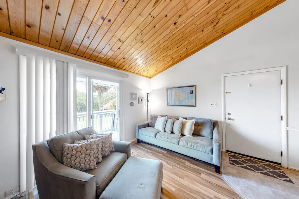 3rd-floor, dog-friendly condo with loft, balcony, free WiFi and golf course view