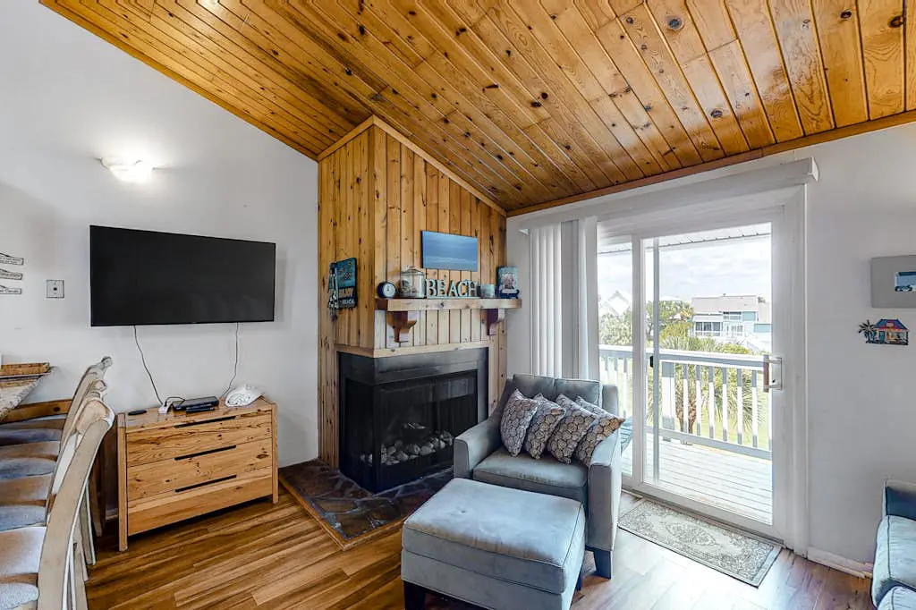 3rd-floor, dog-friendly condo with loft, balcony, free WiFi and golf course view