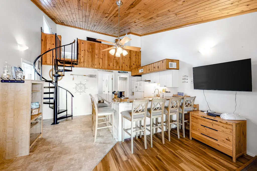 3rd-floor, dog-friendly condo with loft, balcony, free WiFi and golf course view