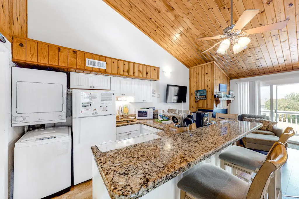 3rd-floor, dog-friendly condo with loft, balcony, free WiFi and golf course view