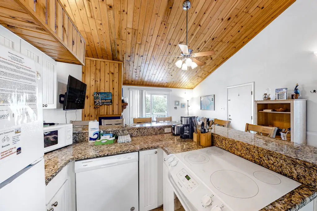 3rd-floor, dog-friendly condo with loft, balcony, free WiFi and golf course view