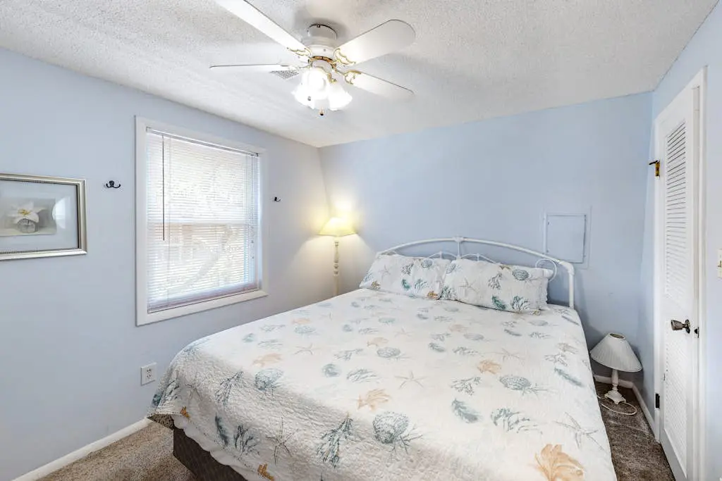 3rd-floor, dog-friendly condo with loft, balcony, free WiFi and golf course view