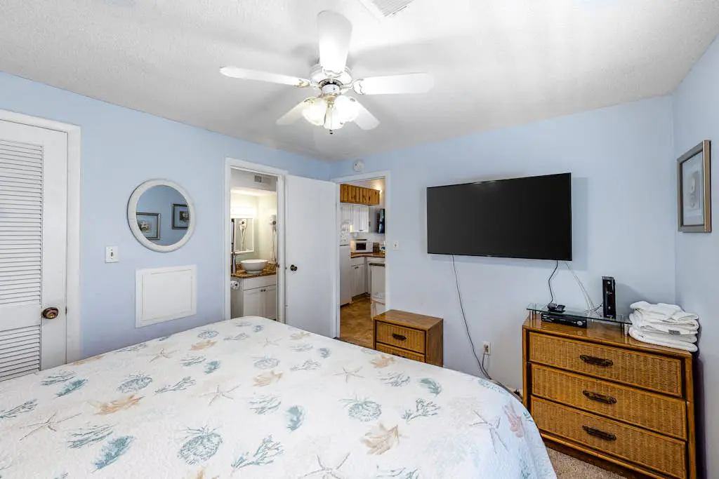 3rd-floor, dog-friendly condo with loft, balcony, free WiFi and golf course view